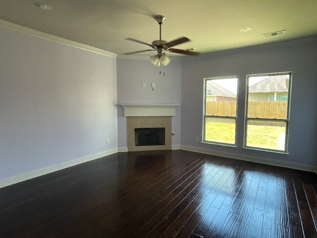 Building Photo - 214 Forest Grove Dr