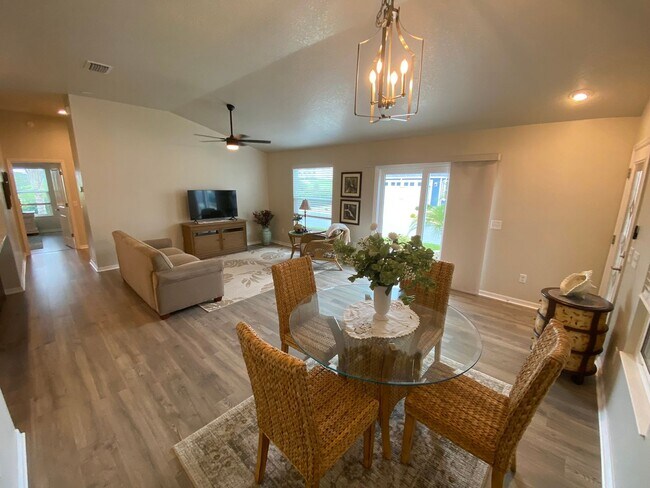 Building Photo - Beautiful, Furnished ANNUAL 2 bed, 2 bath ...