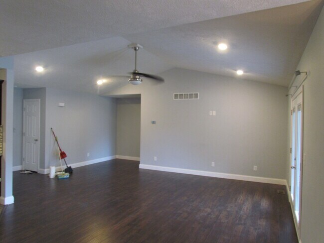 Building Photo - Available August 7th!! Laquey Schools!