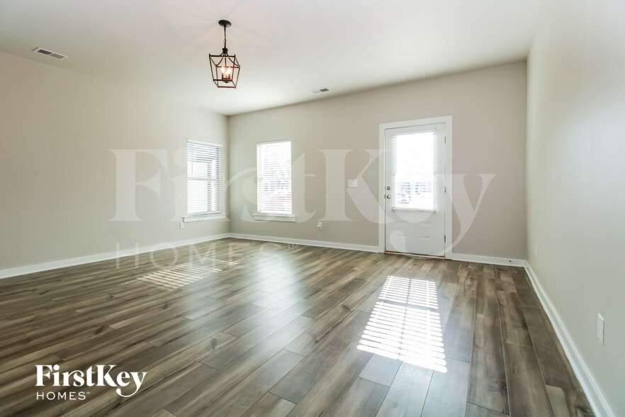 Building Photo - 305 Avalon Wy