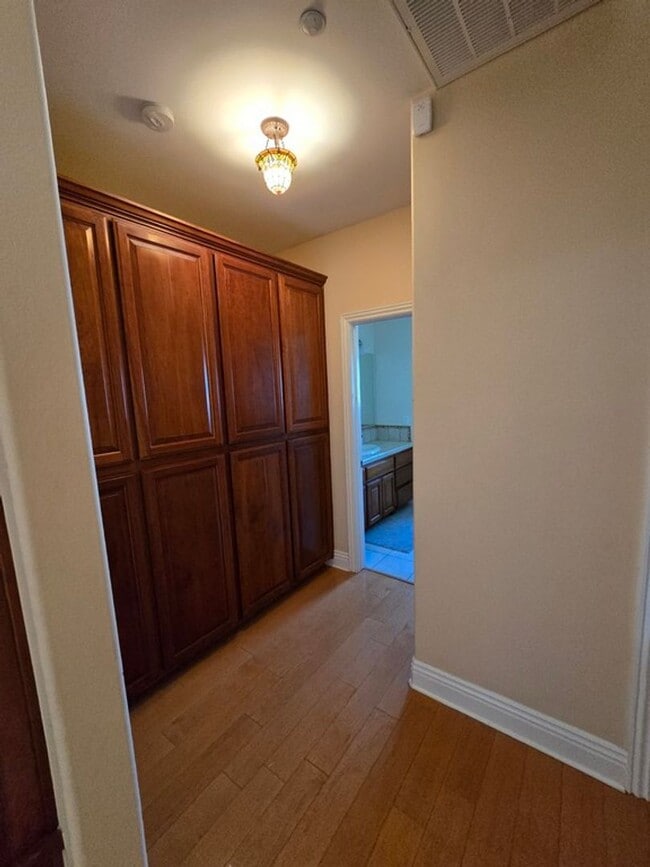 Building Photo - Private Country Living!!!