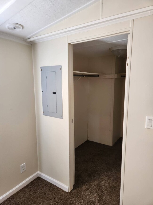 Building Photo - 302 Becky Ln