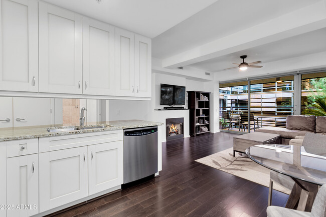 Building Photo - 7131 E Rancho Vista Dr