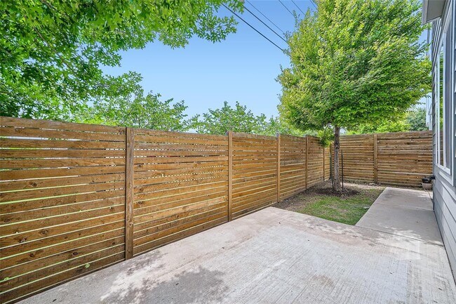 Building Photo - 801 N Bluff Dr