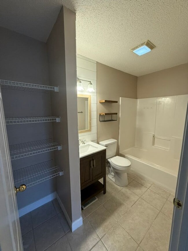 Building Photo - Worry free living, brick condo in Jonesborough!