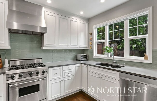 Building Photo - $1000 Off First Months Rent in Lake Oswego