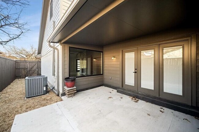 Building Photo - 7639 Royal Ln