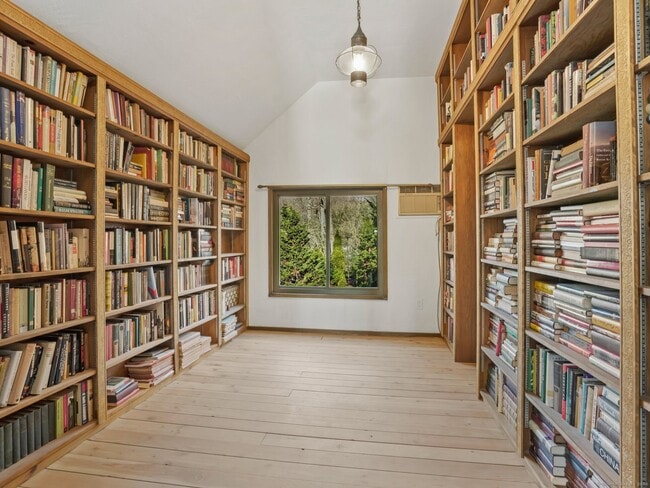 Building Photo - 8 Bayberry Ridge Rd