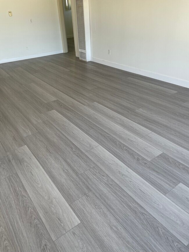 floor - 25219 Loytan St
