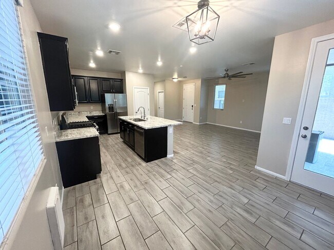 Building Photo - 3/BD 2.5/BA Bright & Stylish Mountain’s Ed...
