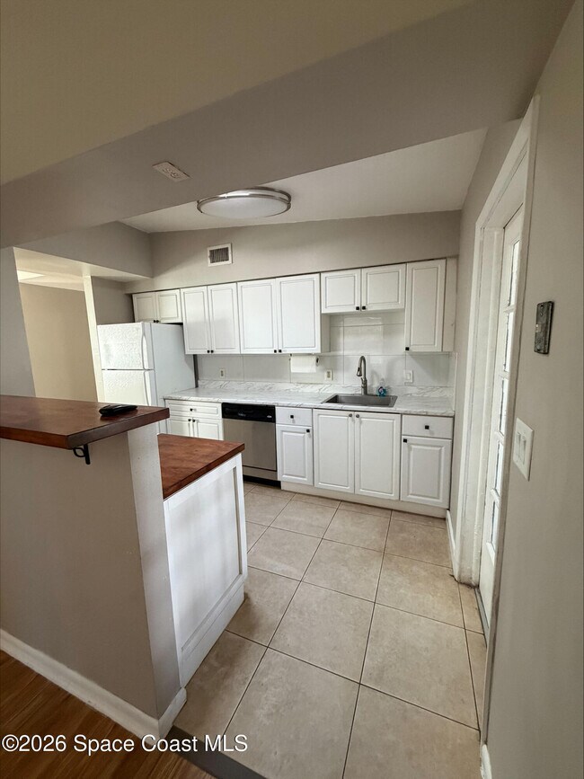 Building Photo - 583 Gardenia Cir