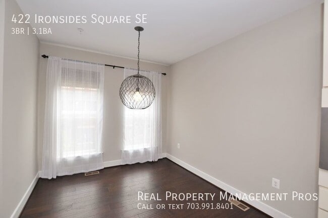Building Photo - 422 Ironsides Square SE