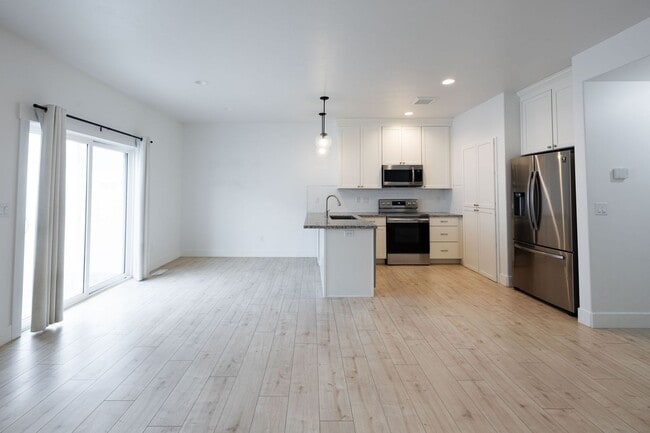 Building Photo - BEAUTIFUL 3 BED 2.5 BATH TOWNHOME IN SUGAR CITY