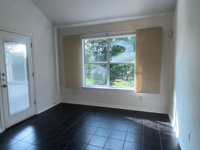 Building Photo - 4 BEDROOM, EASY COMMUTE