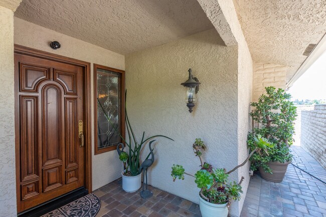 Building Photo - 1408 La Plaza Dr