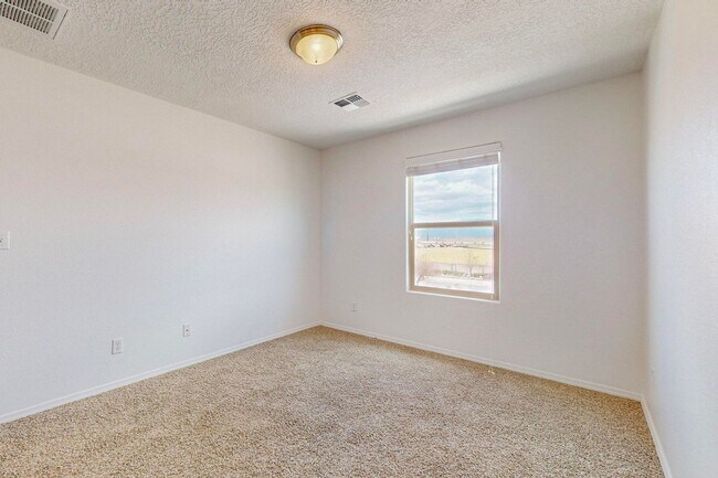 Building Photo - 3 bedroom, 2 1/2 Bath Pulte Ocotillo Model Home