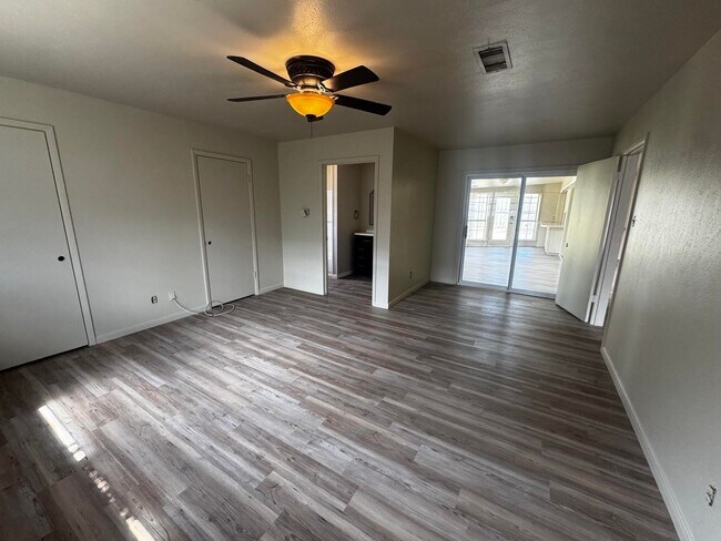 Building Photo - 4 Bedroom 3 Bathroom Ready To Rent!