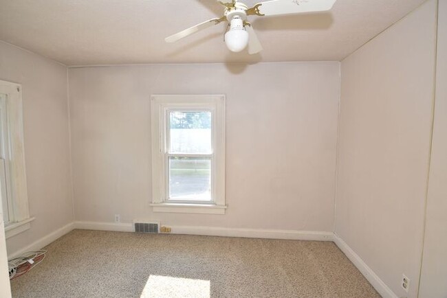 Building Photo - 3 bedroom 1.5 bath home next to IUSB.