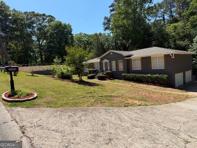 Building Photo - 3336 Camelot Dr NE