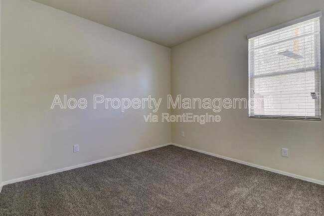 Building Photo - 1246 E Paul Dr