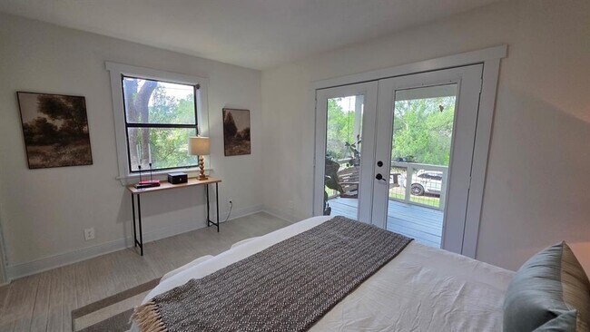 Building Photo - 2802 De Soto Dr