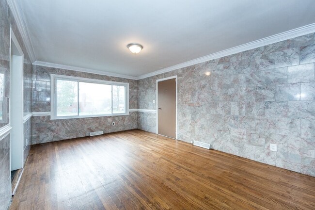 Building Photo - "Charming 3-Bedroom Retreat with Gleaming Hardwood Floors in Westerly Hills!"