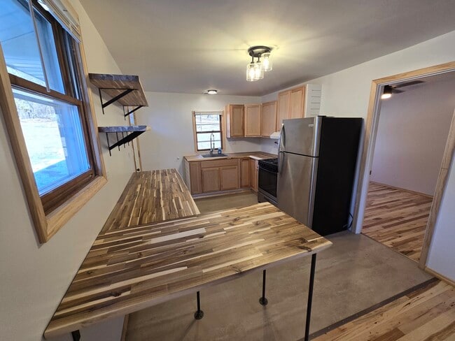 Building Photo - 3352 E 2059th Rd