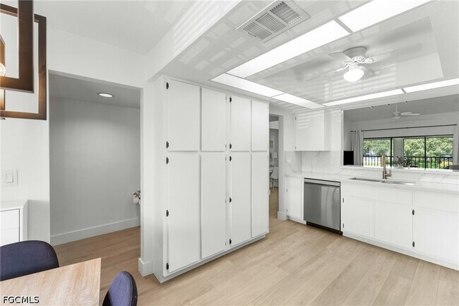 Building Photo - 700 Misty Pines Cir