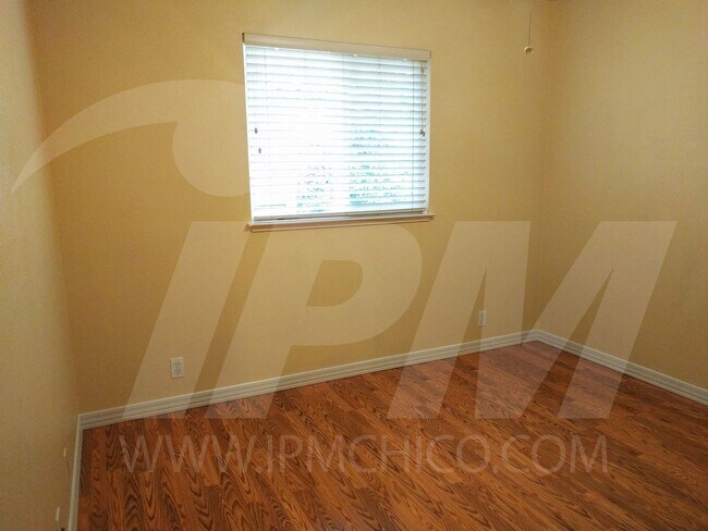 Building Photo - Cozy house