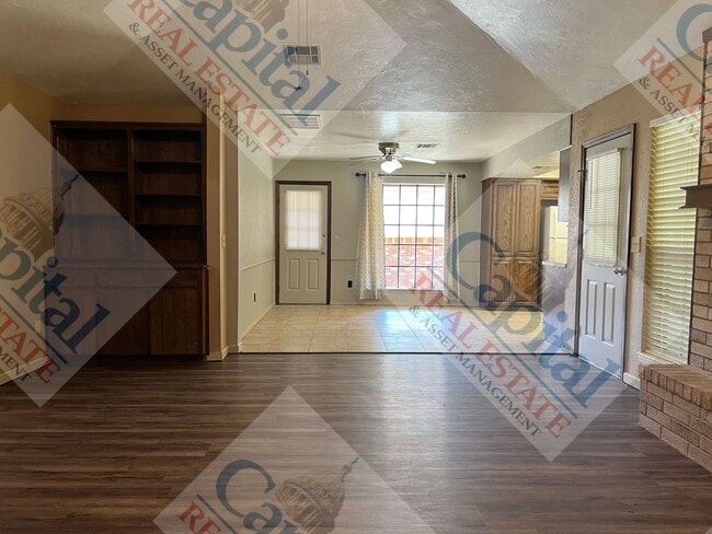 Building Photo - Spacious 4 Bedroom