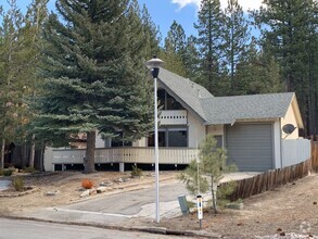 Building Photo - Lovely upgraded home on a large lot with f...
