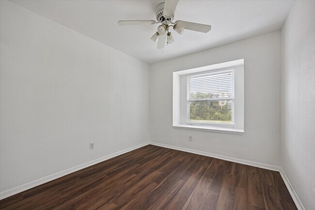Building Photo - 768 Memorial Mews St