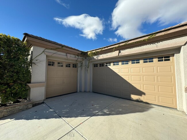 Building Photo - Summerlin 3 bdrm plus casita pool & Spa