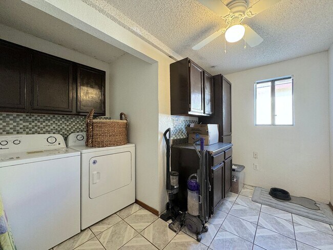 Building Photo - 6851 Amposta Dr