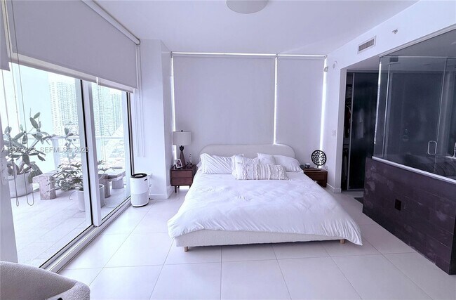 Building Photo - 1040 Biscayne Blvd
