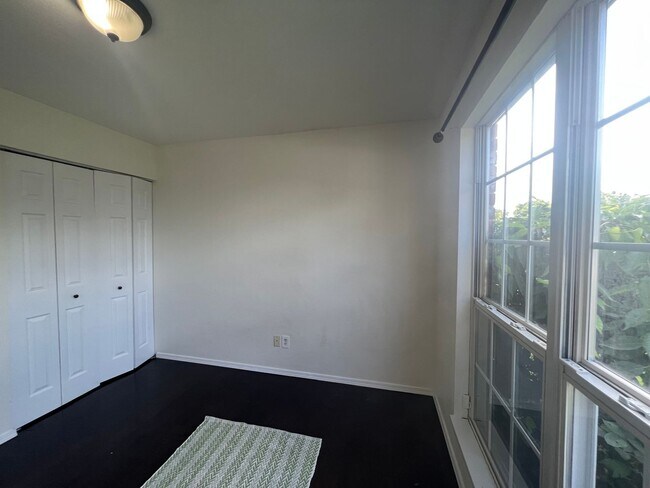 Building Photo - Adorable 3 Bedroom property with a sunroom...