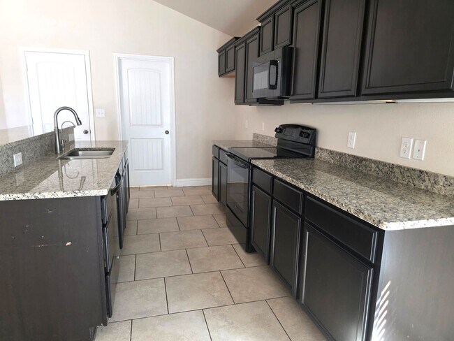 Building Photo - 3 Bedroom 2 bath home!