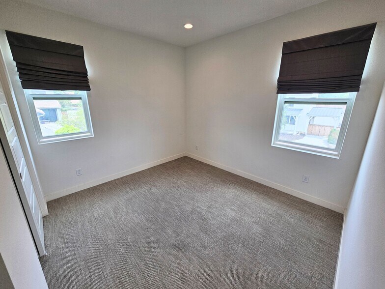 Building Photo - 10537 San Bruno St