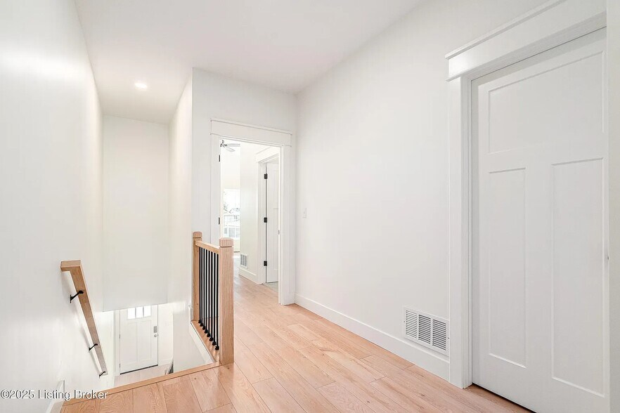 Building Photo - 935 E Madison St