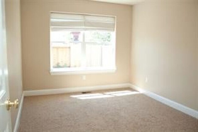 Building Photo - 3 Bedroom 2 Bath home with 2 car garage in Belgrade.