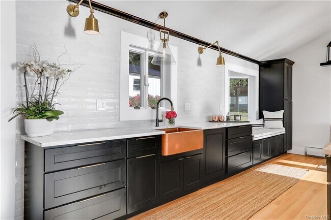 Building Photo - 381 Lakeside Rd