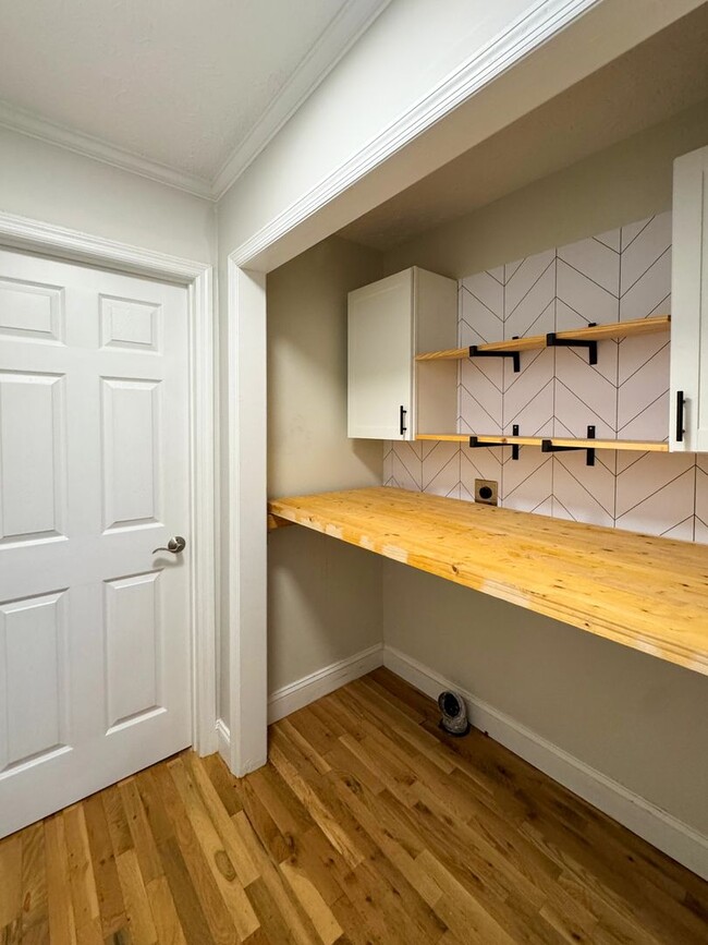 Building Photo - Charming 3 Bed, 2.5 Bath Home with a Bonus...