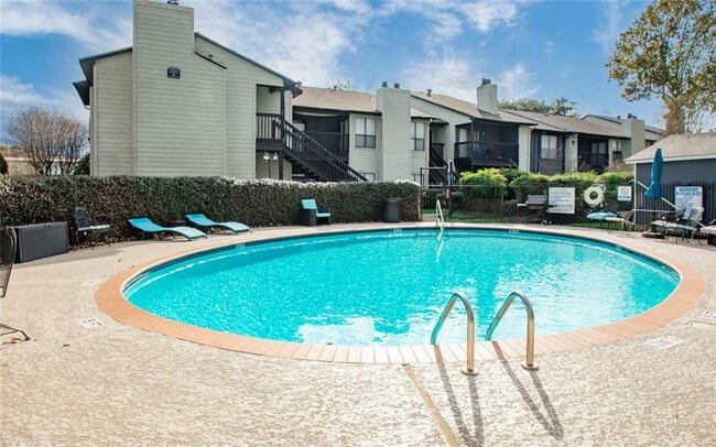 Building Photo - 9009 Richmond Ave.