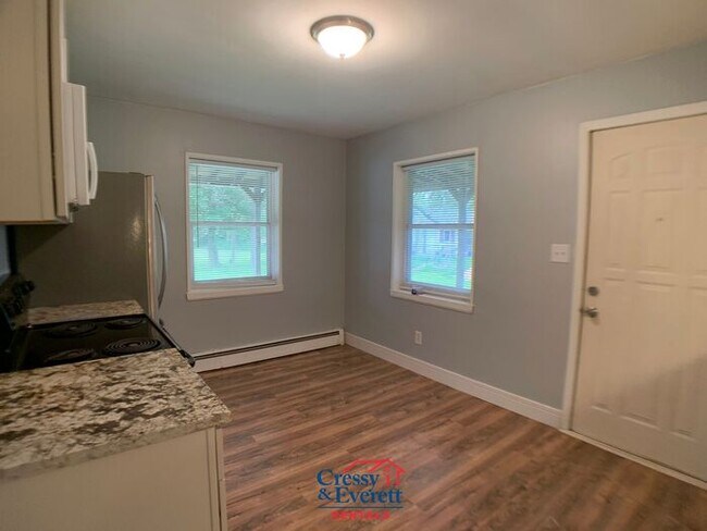Building Photo - Cute 2 Bedroom Lower Unit
