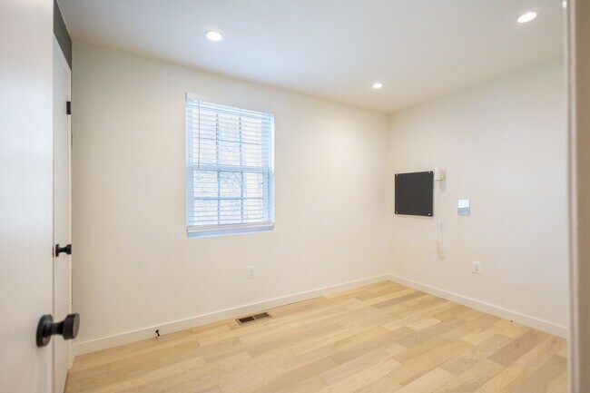Building Photo - Lovely 2 BR/1 BA 2-Level Condo in Fairlawn!