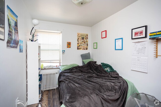 2BR, 1BA - 950 SF - Bedroom - 5604 Fifth Avenue-Claridge