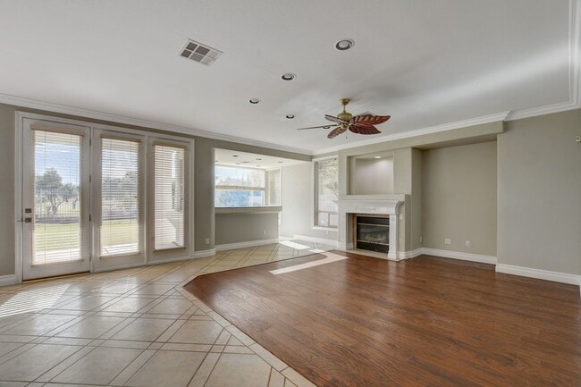 Building Photo - COMING SOON!! $1000 off 1st months Rent Guard-Gated Golf Course Living on the 14th Green!