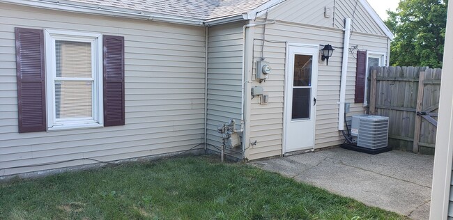 Building Photo - 2 bed, 1 bath, close to ND