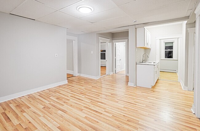 Building Photo - 15 1/2 Mendon St