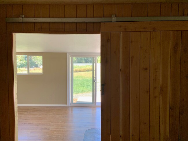 Building Photo - 3 bdrm or 2 bdrm with bonus, sun room or e...